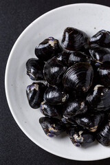 皿に盛られた大きなヤマトシジミ　黒背景