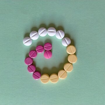 Pastillas m&eacute;dicas rojas amarillas  y blancas en forma de cerebro