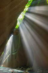 由布川峡谷のチェックストーンと光芒