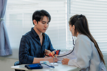 Obraz premium A physician conducts a heart auscultation.