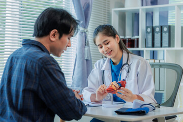 Obraz premium A physician conducts a heart auscultation.