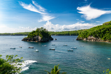 Nusa Penida, Indonesia – View of Crystal Bay beach with clear water, lush hills, and a serene tropical atmosphere.