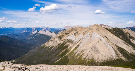 Zerkl&uuml;ftete Berge