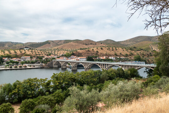 Ponte Almirante Sarmento Rodrigues sobre o Rio Douro, enquadrada pela paisagem montanhosa e vin&iacute;cola de Barca d'Alva, no cora&ccedil;&atilde;o do Douro Internacional em Portugal