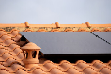 Toiture avec lanterne en terre cuite et panneaux solaires