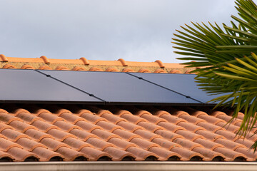 Panneaux solaires sur maison moderne du bord de mer, posés en 2025, format paysage