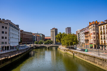 Naklejka premium La vieille ville de Bilbao et le Nervion en Espagne
