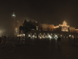 Obraz premium Autumn Scene in Old Town Kraków, Poland with Historic Architecture and Fall Foliage