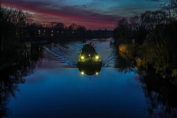 Schiffskanal am Abend