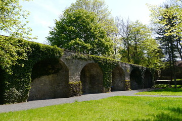 Mauer und Park am Schloss in Eisfeld