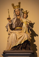 Obraz premium CAVA DE TIRRENI, ITALY - OCTOBER 7, 2025: The carved polychrome statue of Madonna in the church Chiesa di San Francesco by unknown artist.