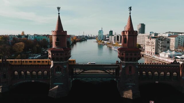 Berliner Oberbaumbr&uuml;cke mit U-Bahn