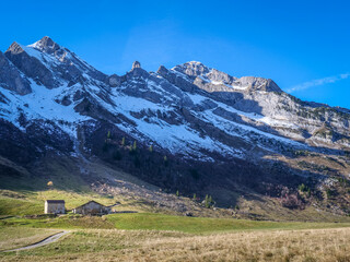 Vall&eacute;e des Aravis depuis la Chapelle des Confins et La Clusaz en Haute-Savoie