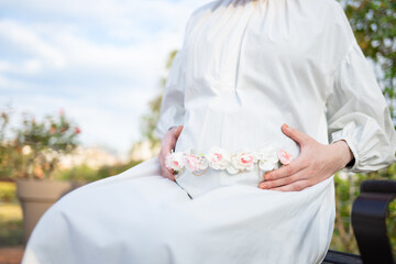 お腹を触る妊婦