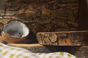 Cenário rústico para exposição de produtos feitos do coco tecido xadrez quadriculado e cepos redondos