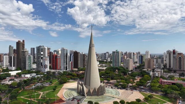Vista A&eacute;rea da cidade de Maring&aacute;, Parana, Brasil.
Wide view of the city of Maring&aacute; with tall buildings