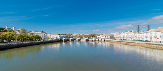Fototapeta premium Ville de Tavira en Algarve dans le sud du Portugal.