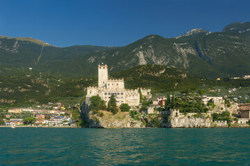 Fototapeta premium historische Altstadt von Malcesine am Gardasee in Italien mit der Scaligerburg vom Wasser aus gesehen