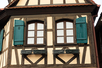 Fachada de casa con entramado de madera en la Alsacia, Francia.