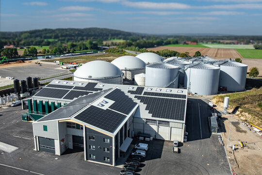 Gro&szlig;fl&auml;chig montierte Photovoltaik-Module auf dem Hallendach einer modernen Biomethananlage.