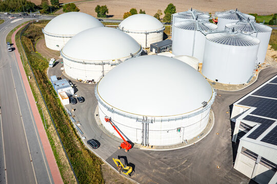 Biomethananlage als Speichertechnologie, riesige Hochsilos und  Speicherbeh&auml;lter f&uuml;r Biomethan, Luftbild..