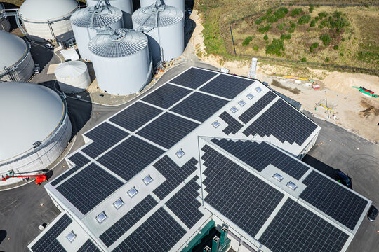 Gro&szlig;fl&auml;chig montierte Photovoltaik-Module auf dem Hallendach einer modernen Biomethananlage.
