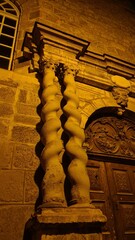 Une belle colonnade torsadée sur une vieille maison de la ville haute du Puy-en-Velay