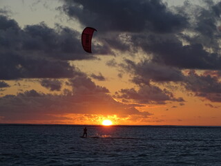 Kitesurfer im Sonnenuntergang