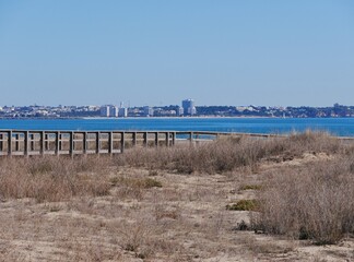 Holzbohlen durch die D&uuml;nen an der Algarve