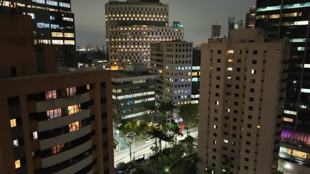 Um v&iacute;deo do centro da &aacute;rea comercial de Alphaville, localizada na cidade de Barueri, estado de S&atilde;o Paulo, Brasil, obtido atrav&eacute;s da subida e descida de um drone.