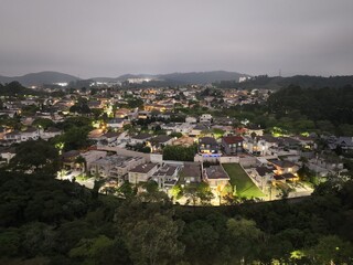 Obraz premium Casas na área residencial de Alphaville, localizada na cidade de Barueri, estado de São Paulo, Brasil, em imagem aérea obtida através de um drone.