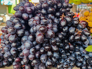 Capture the essence of ripe, juicy dark grapes with this vibrant close-up. The rich colors and textured surfaces invite viewers to savor the simple pleasures of nature's bounty and fresh produce.