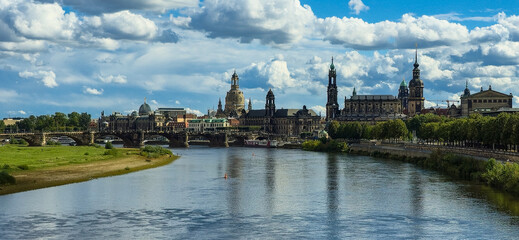Obraz premium Panorama von Dresden mit Elbe und historischer Skyline im Sommer bei blauem Himmel