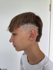 Obraz premium garoto adolescente com corte de cabelo estiloso 