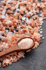 Fine Himalayan pink salt - Pure crystal salt in a spoon.
