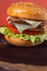 Primer plano hamburguesa para foto producto fondo anaranjado