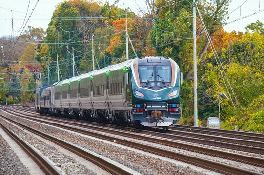 Amtrak Cascades train consist passing Wynnewood Station in October 2025
