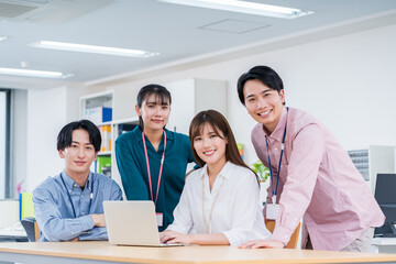 Fototapeta premium オフィスで働く若いビジネスマン