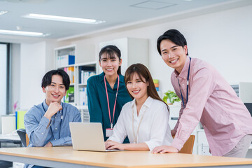 Fototapeta premium オフィスで働く若いビジネスマン