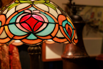 ステンドグラスランプシェードの色鮮やかな模様のクローズアップ

