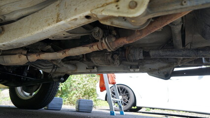 自動車の下回り点検イメージ