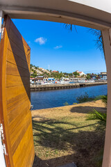 Porte ouverte sur le port et la ravine Saint-Gilles, &Icirc;le de la R&eacute;union 