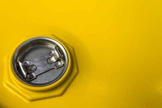 Couvercle de f&ucirc;t m&eacute;tallique pour hydrocarbures 