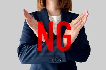 手でNGを作るビジネスウーマン