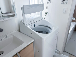 洗面室に設置された縦型洗濯機