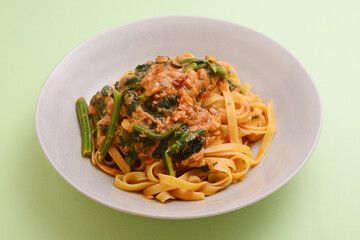 ツナとほうれん草のトマトソースパスタ