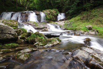 福島県鮫川村にある大小様々な滝を総称し江竜田の滝と呼ぶ。絶景ポイントとなっている。これは二見ヶ滝