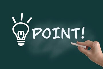 黒板にポイントの文字を書く手