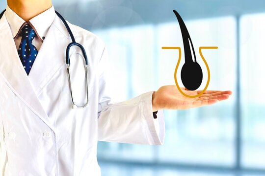 発毛について説明する男性の医者