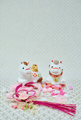 可愛い馬の置物と正月用の小物の年賀状素材